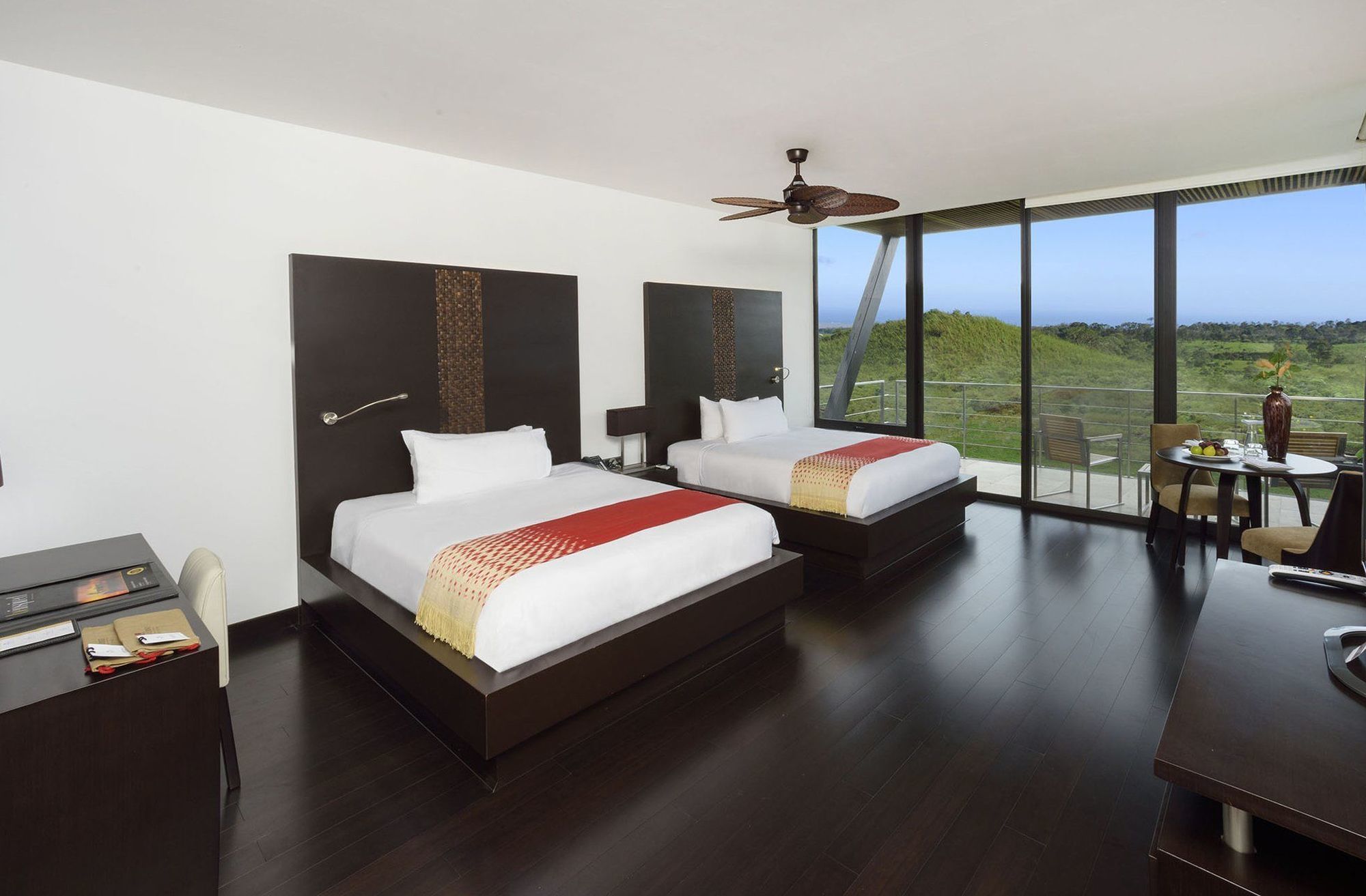 Pikaia Lodge Santa Cruz Island Bagian luar foto